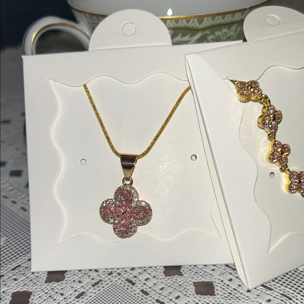 🌺 happy Mother’s Day - New Gold-Plated Pink Crystal Clover Necklace - Picture 3 of 3